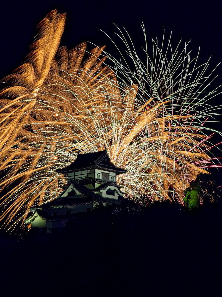 [이미지1]이누야마 성은 국보이며 일본에서 가장 오래 살아남은 천수각이 있습니다.이누야마에서는 매년 여름에 재팬 라인 롱런 불꽃놀이가 열리며, 이 이누야마성과 불꽃놀이의 경쟁을 볼 수 있습니