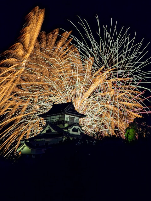 [画像1]犬山城は国宝であり、現存する日本最古の天守閣を持ちます。犬山では毎年夏に日本ラインロングラン花火が開催され、この犬山城と花火の競演を見ることが出来ます。