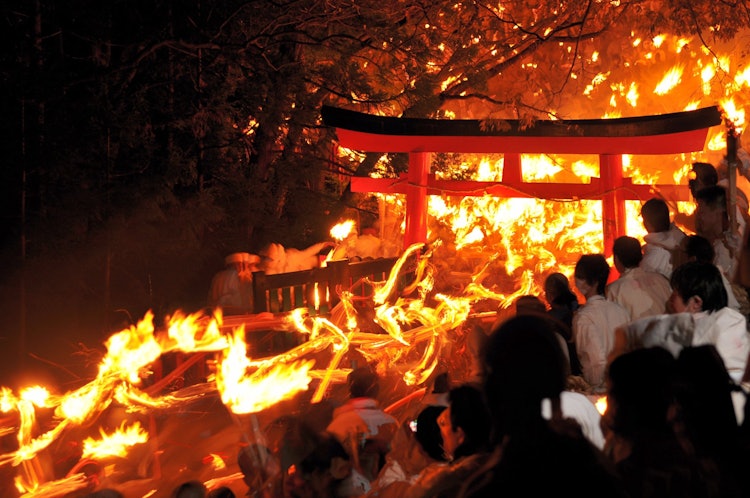 [相片1]这是2月6日晚上在新宫市镰仓神社举行的火祭典“元宵节”。 看到1000多名儿童举着火把从陡峭的石阶上跑下来，真是太壮观了。