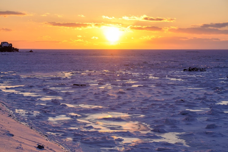 [相片1]斜里， 北海道流冰上的日落！莎里鎮位於知床半島🌅✨，在西邊很容易看到日落。只有在北海道才能看到的流冰上的日落是最好的😁。