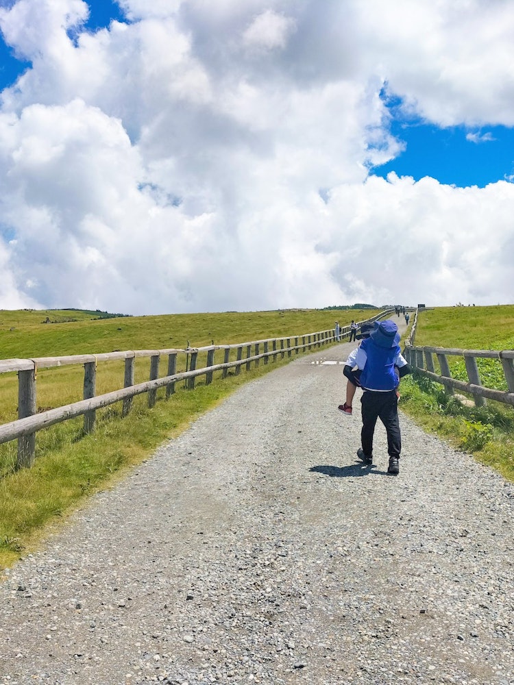 [相片1]宇久志原高原/长野风景优美的徒步旅行。 我的侄子走累了，大便了。 奇怪的景象是，云层在稳步上升，他们没有抬头，而是在他们走路的视线尽头。