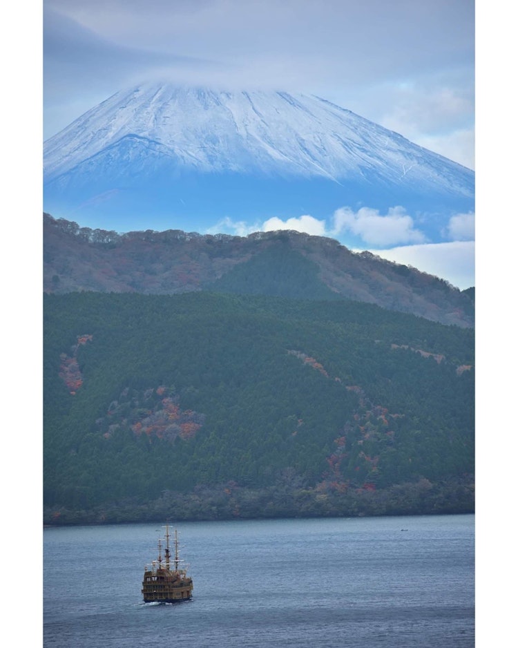 [相片1]几乎每个可以看到富士山的地方对我来说都是风景如画的，无论是我的工作场所还是我家的屋顶或任何旅游景点。我上周访问了箱根，这是第一次去箱根，但这次旅行令人难忘。富士山的美景，绿色和秋天的色彩覆盖的山脉，美
