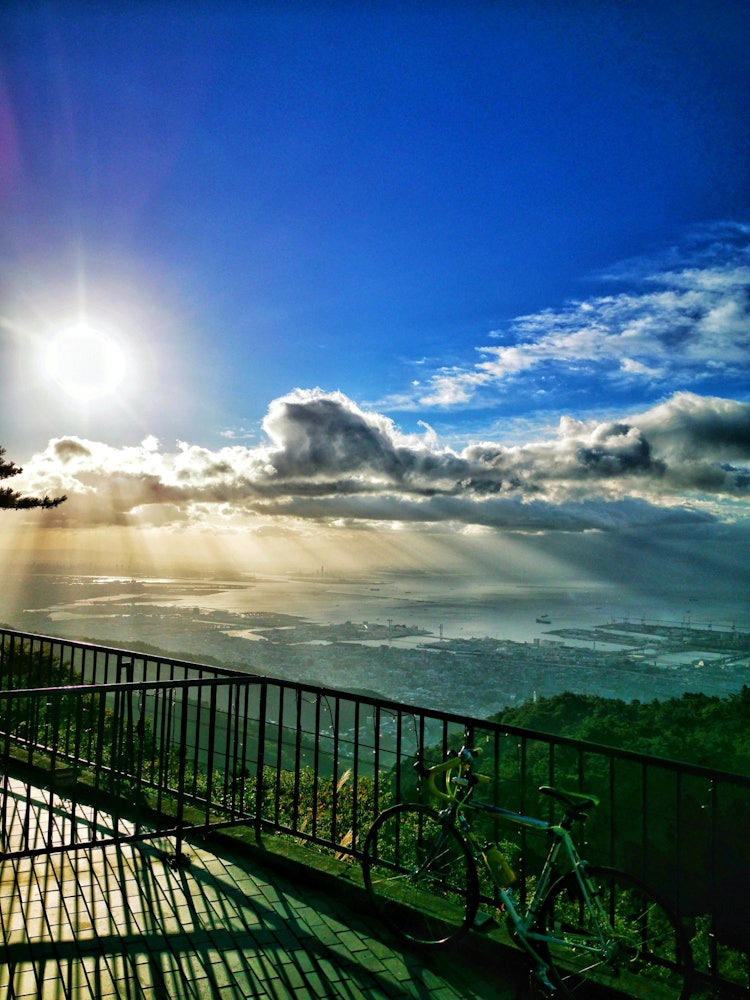 [이미지1]고베의 롯코산 전망대에서 바라본 절경입니다.로드 바이크로 가파른 언덕을 오르고 나서, 아침 햇살에서 갑자기 나타난 옅은 송곳이었기 때문에 매우 기뻤습니다! !하늘의 세계와 땅의 세