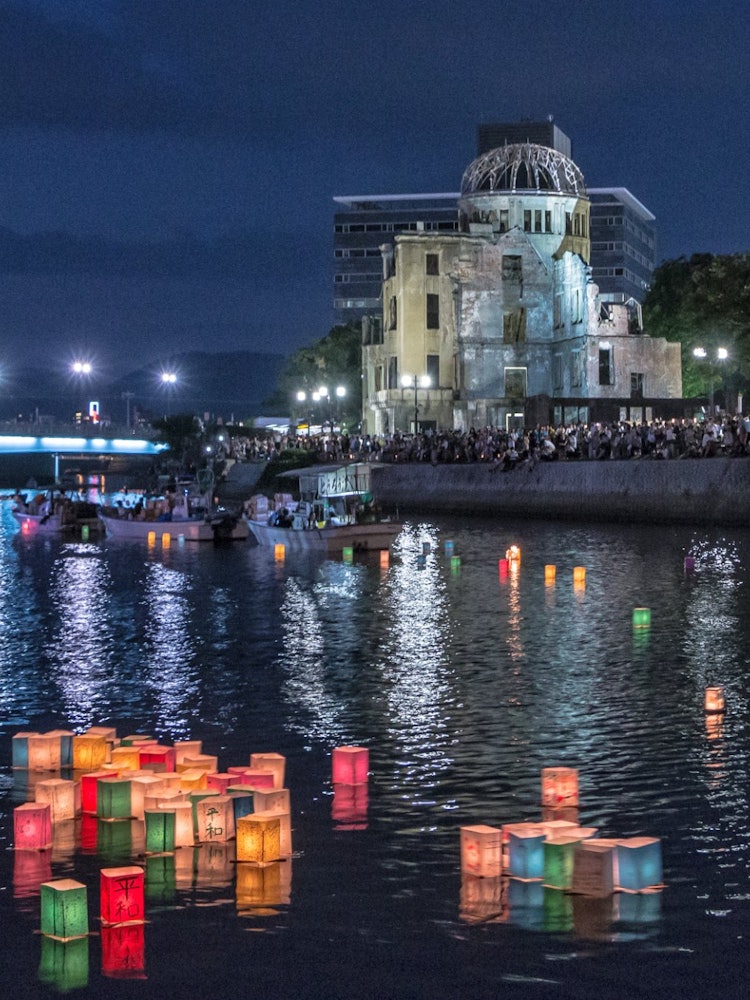[画像1]広島県の原爆ドームです。8月6日は灯篭流しが行われ、祈りに来る方が数多く訪れます。