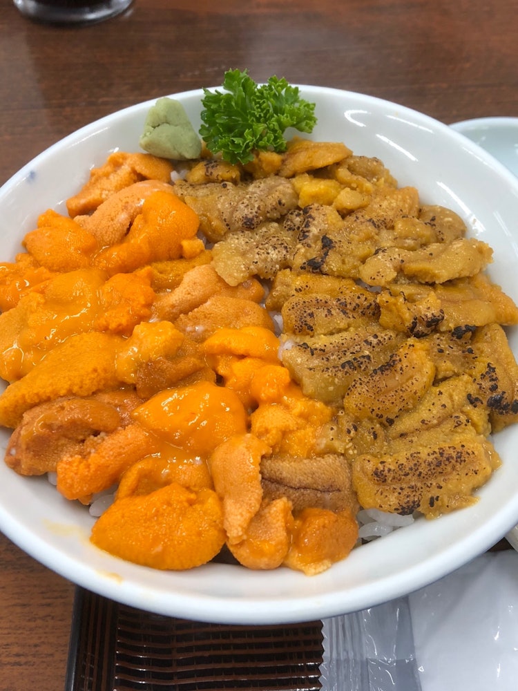 [相片1]在北海道積丹的「牛尾自助餐廳」，有一個「半碗裡尻巴芬尼和積丹烤海膽」。