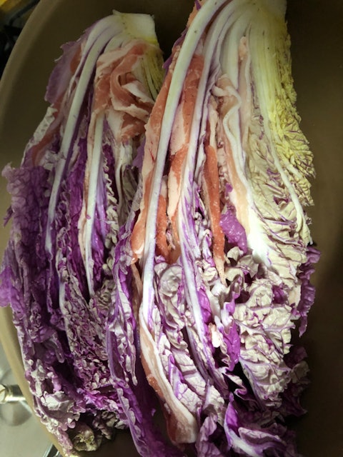[Image1]綺麗な色の白菜。豚肉を挟んで蒸しあげる定番ではあるけれど、色が違うとこんなに新鮮。