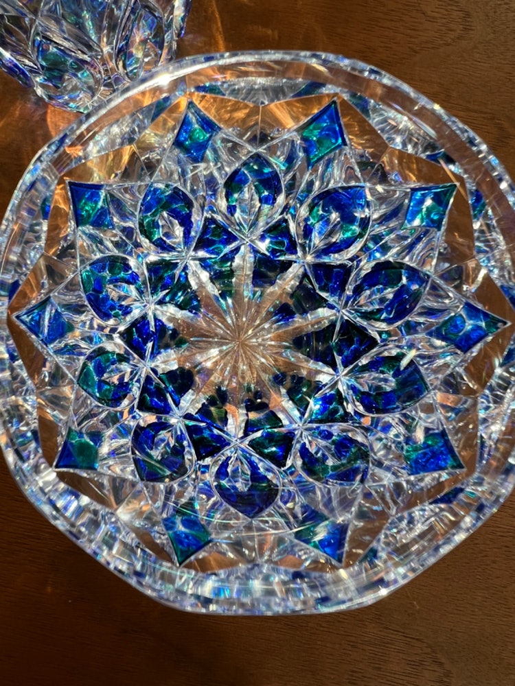 [相片1]江戶桐子的搖滾玻璃「奇觀」，看起來像一朵盛開的大花你可以看到，讓使用者看起來最漂亮的想法被納入了作品的設計中。
