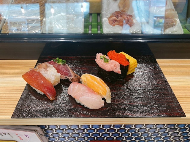 [Image1][English/Japanese]There is a standing sushi restaurant in front of Nishi-Hachioji station, a 2-minut