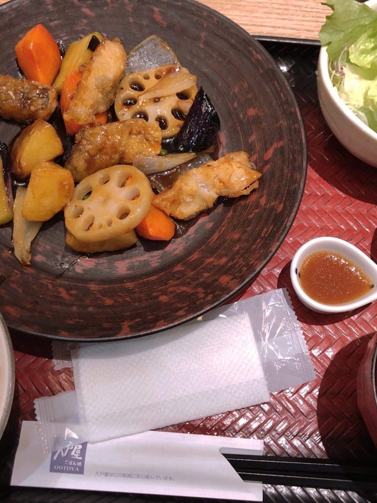 [이미지1]오늘 점심 먹으러 Ootoya에 갔고, 검은 식초 (す け そ う 鱈 と 野 菜 の 黒 酢 あ ん 定 食)에 절인 야채와 함께 멋진 알래스카 폴락 정식을 먹었습니다.비용은 920 