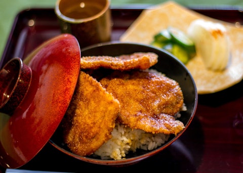 [이미지1]전통 양식점 미나모토노야이 가게는 호쿠리쿠에 있는 서양식 레스토랑가 있고, 재료를 지역주민고집가 있고 전통적인 조리법으로 마무리하고 있습니다. 모두 수제인 소스 카츠동(덮밥 위에 