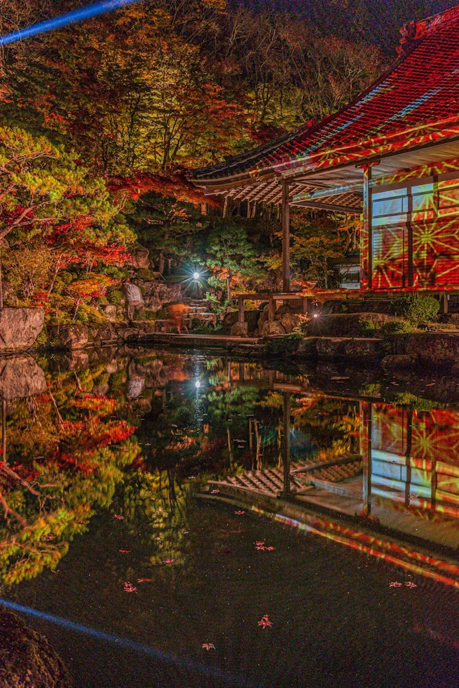 [画像1]滋賀県東近江市にある百済寺の紅葉ライトアップです。 滋賀県の紅葉ライトアップは色んなところでやっていますが、自分はここが一番好きです。 まだまだ観光客を呼びたい美しい場所に思いました。 昨年の秋の滋賀