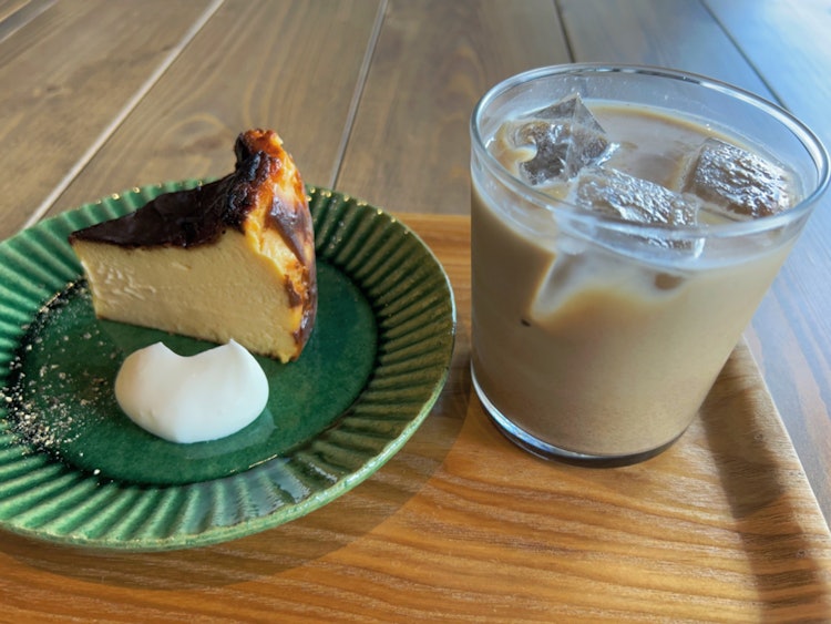 [画像1]24年6月4日来店。LEC COFFEEさんのチャイと、バスクチーズケーキです。この日は暑かったので、のんびりしました。