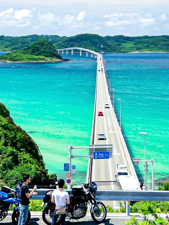 [Image1]Tsunoshima Bridge, Yamaguchi The sea is so emerald green that I was surprised! !!A place with a stro