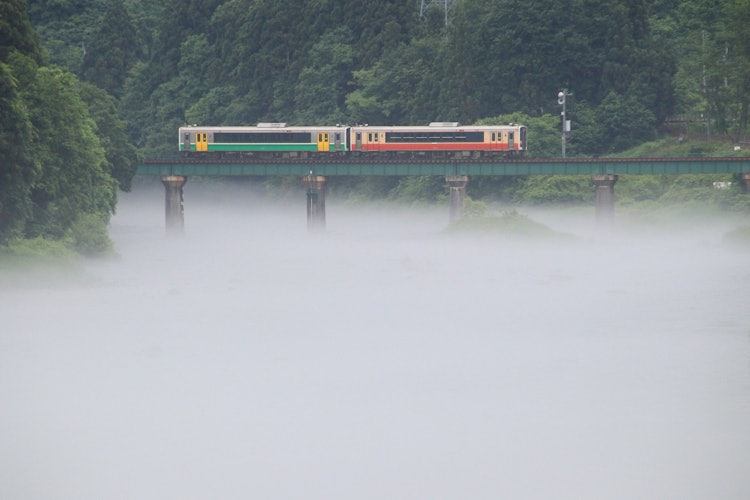 [相片1]05：36 開往會津若松的小班車，這是只見線的第一列火車。袴川的第一座橋充滿了河霧，營造出夢幻般的氛圍......我終於在這裡拍了一張我想拍的河霧的照片！ (^^♪♡2023.06.1.拍攝。