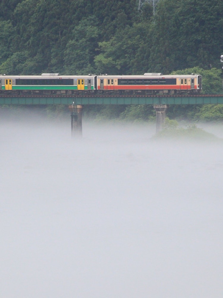 [画像1]05:36 小出発会津若松行、只見線上り始発列車。破間川第一橋梁には川霧が立ち込め、幻想的な雰囲気に・・・撮りたかったここの川霧、やっと撮れた！ (^^♪♡2023.06.1.撮影。