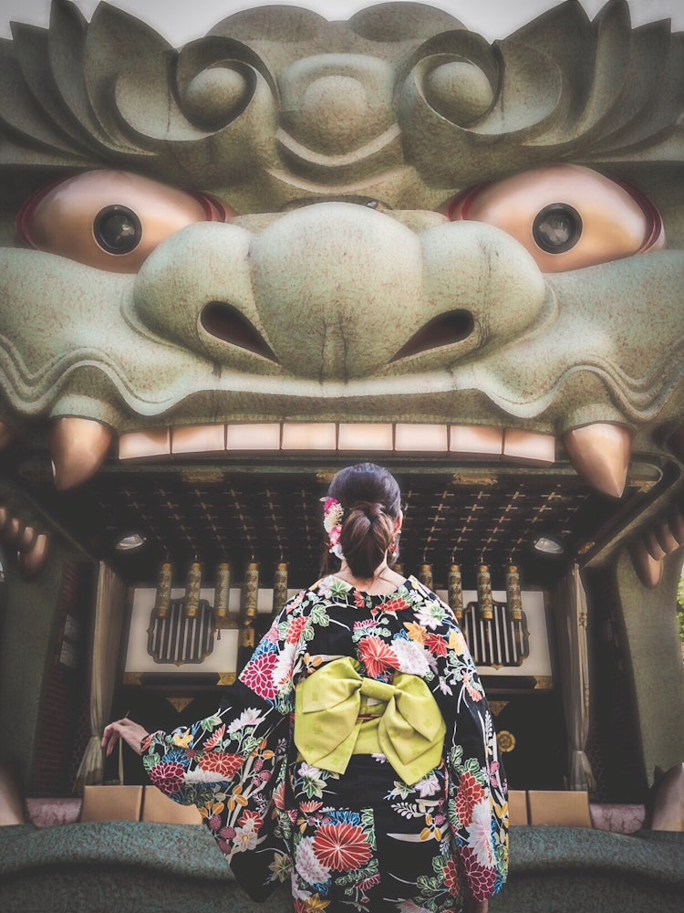 [Image1]Osaka / Namba Yasaka ShrineThe 12-meter-high lion hallIt's impressive when you see it up close!﻿Swal