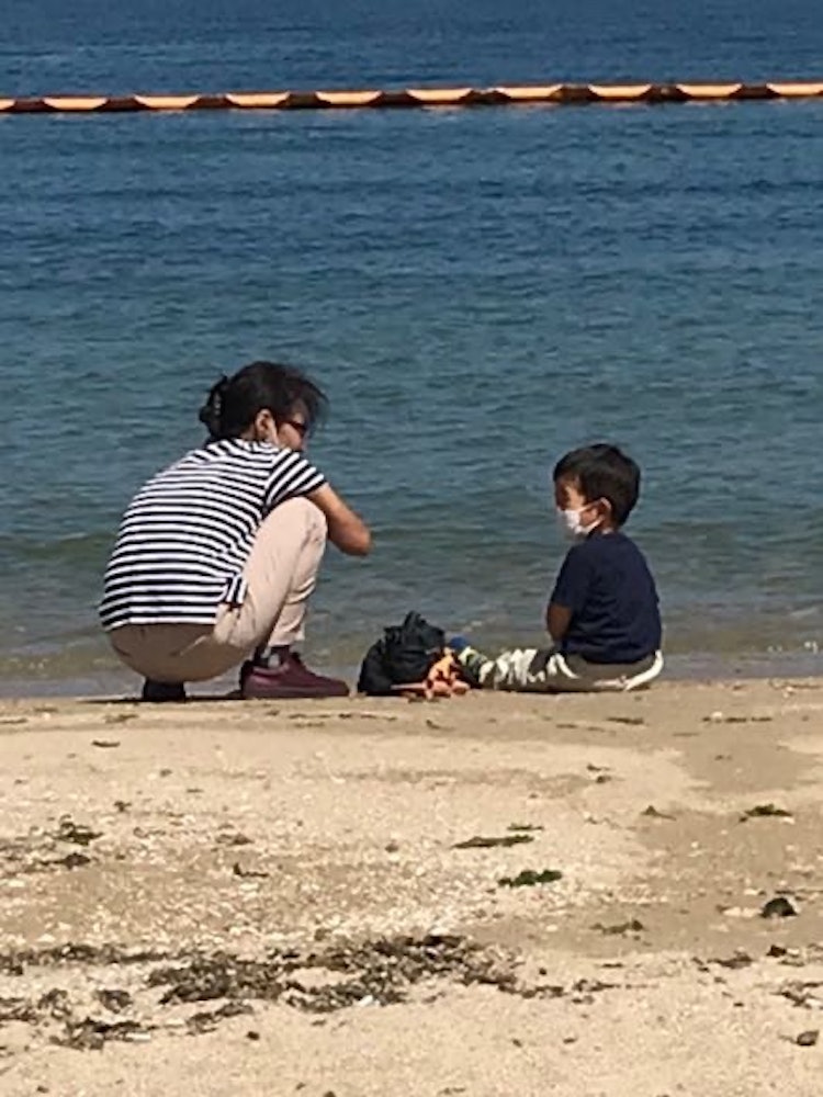 [画像1]泉南ロングパークの浜辺で🏖母と息子💕何を話しているのかなぁ… ❓☺️