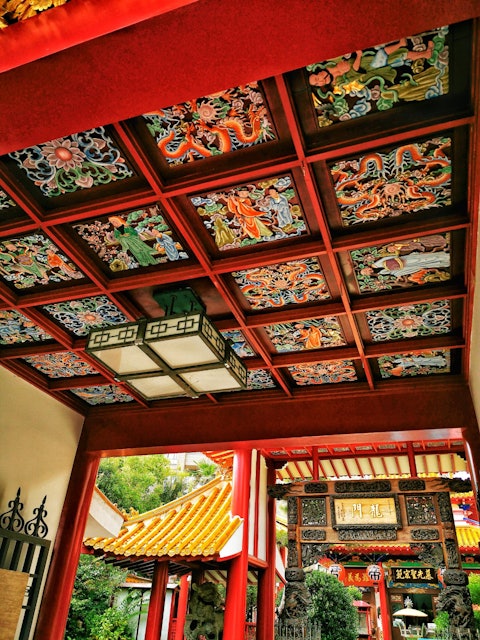 [Image1]神戸の関帝廟(かんていびょう)という中国のお寺です。三国志の英雄、関羽をお祀りしています。写真はその山門の天井で、とても鮮やかな色彩で絵が書かれていたので投稿しました。奥に写っているのは中門で登龍門と