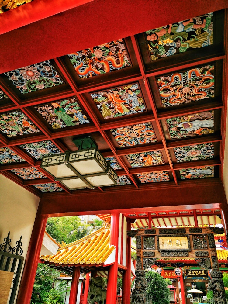 [画像1]神戸の関帝廟(かんていびょう)という中国のお寺です。三国志の英雄、関羽をお祀りしています。写真はその山門の天井で、とても鮮やかな色彩で絵が書かれていたので投稿しました。奥に写っているのは中門で登龍門と