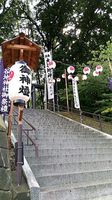 [画像2]札幌市厚別区大谷地にある大谷地例大祭へ行ってきました。22日と23日にやっていたお祭りです。神様に「お邪魔します」と参拝して、蜜柑＠雨の日と桜ノ宮アリスの２人で屋台を回りました。個人的には会場にあった