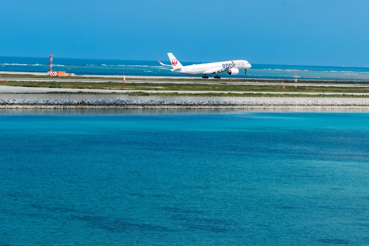 [画像1]瀬長島ウミカジテラス豊見城市瀬長島にあるウミカジテラス。沖縄の方言で「ウミカジ」とは「海風」の意味です。 周りを海に囲まれていて海風が心地よい場所です。那覇空港が近いので、テラス側から飛行機の着陸も見