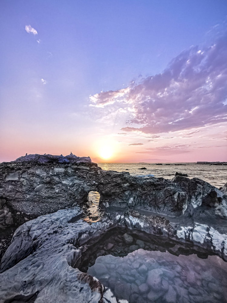 [Image1]A rocky area near Hayama and Chojagasaki.The sunset just before setting and the reflection in the pu