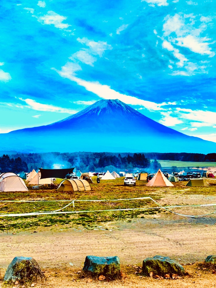 [相片1]這是我在靜岡縣的“Fumoto專用露營地”露營時的照片之一。 這是我第一次如此近距離地看到富士山，我忍不住拍下了這張照片，因為它的壯麗。 在這個風景中露營真棒。