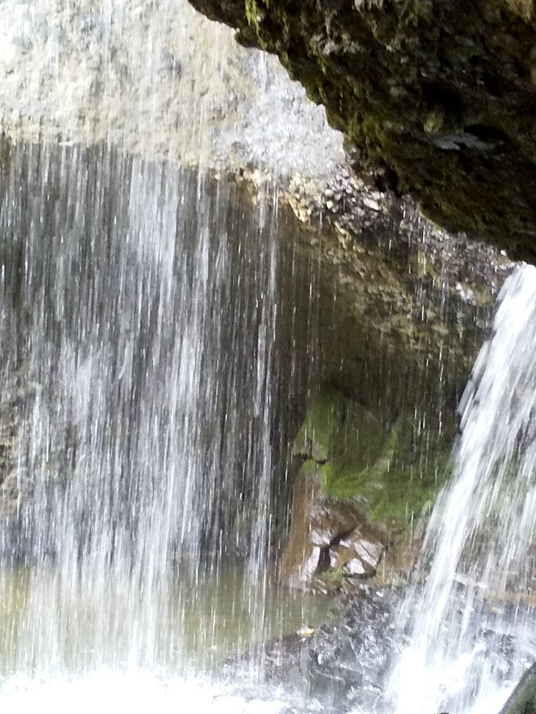 [画像1]茨城県 月待ちの滝滝の裏側に行けます