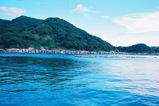 [画像2]夏はやはり海を見に行きたくなります。ここは伊根町、伊根の船屋。見たことないくらい海がキレイです。 稲田の緑と海の青と空の青。 美しいです。秋の頃、棚田の黄金色と海のコントラストもきっと素敵でしょうから