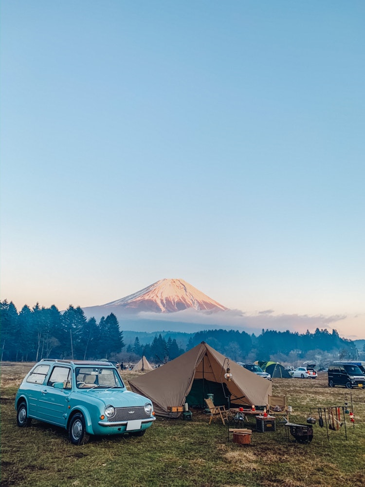 [이미지1]이 사진은 해질녘 시즈오카현 기슭에 있는 캠프장에서 찍었습니다. 후지산은 석양에 밝은 분홍색으로 물들었을 때 아름다웠습니다. 후지산, 캠핑 장비, 자동차 및 좋아하는 물건으로 가득