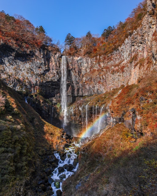 [画像1]奥日光の名爆三滝華厳の滝は大きな岩壁も迫力があり大きめの構図で切り取りました。綺麗な滝壺の虹も時には見れます縦構図のため、クリックにてお楽しみください