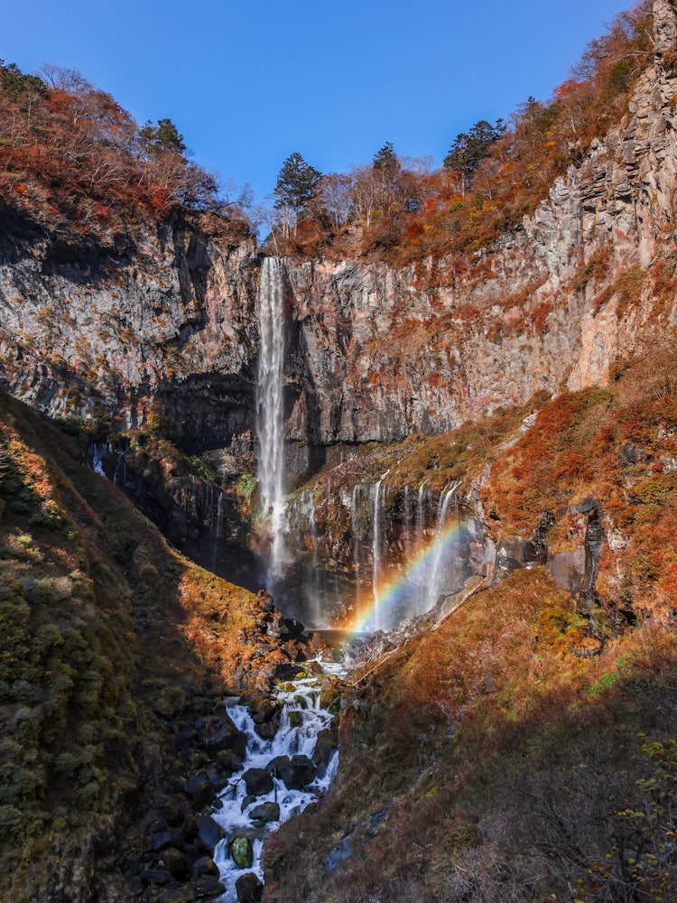 [相片1]奧日光之名武三瀧華嚴瀑布有一堵強大的大岩壁。我用大構圖把它剪掉了。有時你可以看到美麗的水潭的彩虹。由於垂直構圖，請點擊欣賞