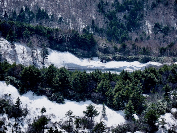 [画像1]福島県磐梯朝日国立公園の桶沼です。吾妻小富士の頂から眺める事が出来ます。残雪の中に濃紺の水面が美しい場所でした。そこに見えるのに行くのは、この時期は大変でした。間近で観れたら感動間違えなしです。
