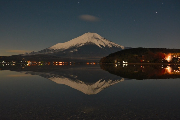 [画像1]気候条件にもよりますが、冬の山中湖湖面に映り込む富士山が神秘的でした。