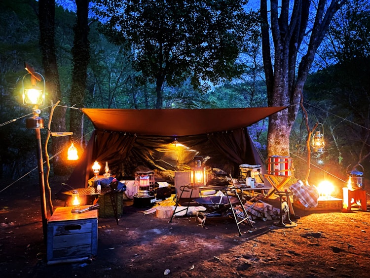 [画像1]ソロキャンプ夜の宴。いろいろなランタンで彩る。んで、阿蘇の水でお酒を作る。
