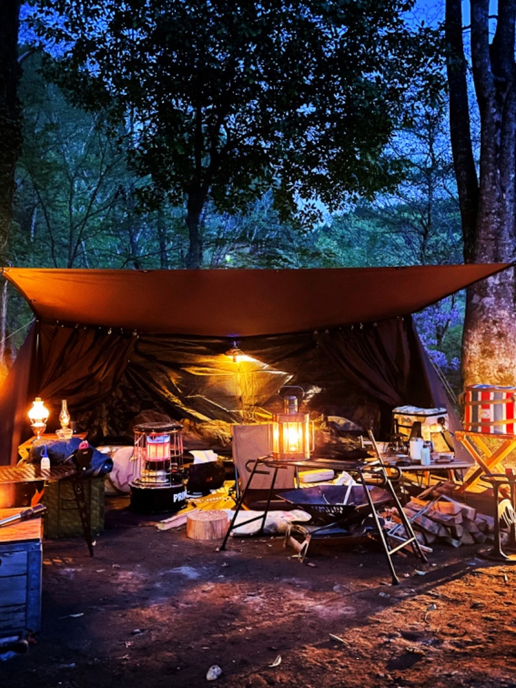 [相片1]獨自露營之夜盛宴。用各種燈籠裝飾。因此，用阿蘇水製作清酒。