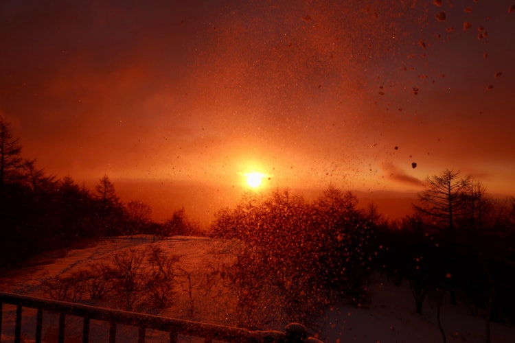 [画像1]キスゲ平にて、雪降る中、初日の出を。