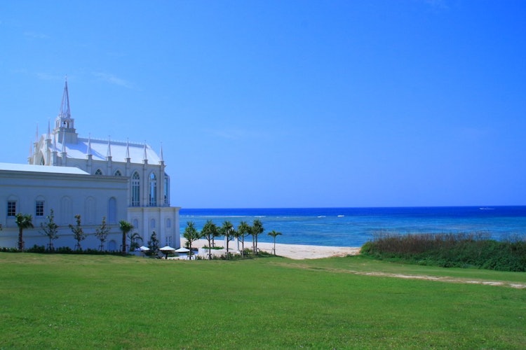 [Image1]This is a photo shoot on the coast of a trip to Okinawa. It is a chalk chapel with a blue sea and a 