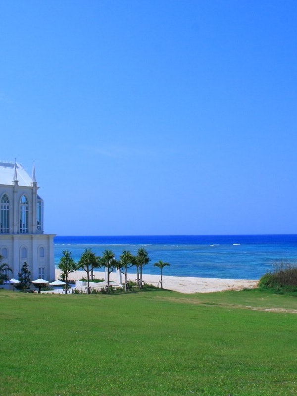 [Image1]This is a photo shoot on the coast of a trip to Okinawa. It is a chalk chapel with a blue sea and a 