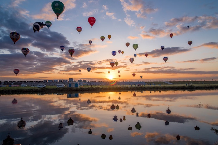 [相片1]佐贺县，国际热气球嘉年华。虽然今年取消了，但每年10月底至11月举行，并举办各种比赛。我捕捉到了清晨的阳光和气球倒映在河里的那一刻。