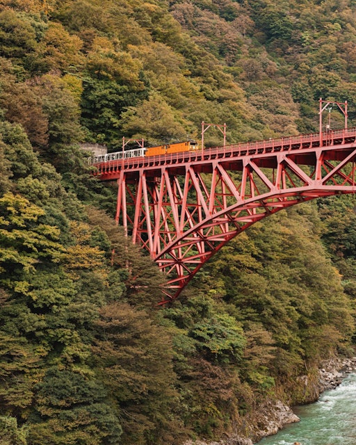 [画像1]秋を駆け抜けるこちらは、富山県黒部峡谷を走る　　　　　　　　「黒部峡谷鉄道」🚃ここは、温泉街もあり一年中観光スポットとして有名です。秋になると、紅葉の中を駆け抜けるトロッコ列車を撮影することができます