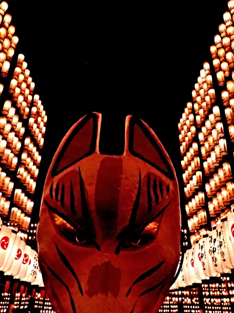 [画像1]多賀大社の万灯祭の様子を撮影しました。 狐の面を中央に配して撮影してみました。