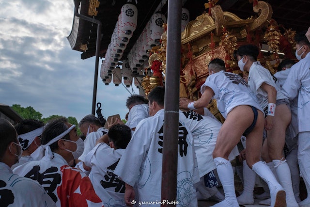 [Image1]＜気張りや～！＞祇園祭、三つの神輿のうち最も重たい西御座の神輿は3.2トン。神幸祭の中でもっとも緊張するシーンです。