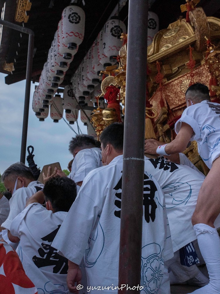 [画像1]＜気張りや～！ ＞祇園祭、三つの神輿のうち最も重たい西御座の神輿は3.2トン。 神幸祭の中でもっとも緊張するシーンです。