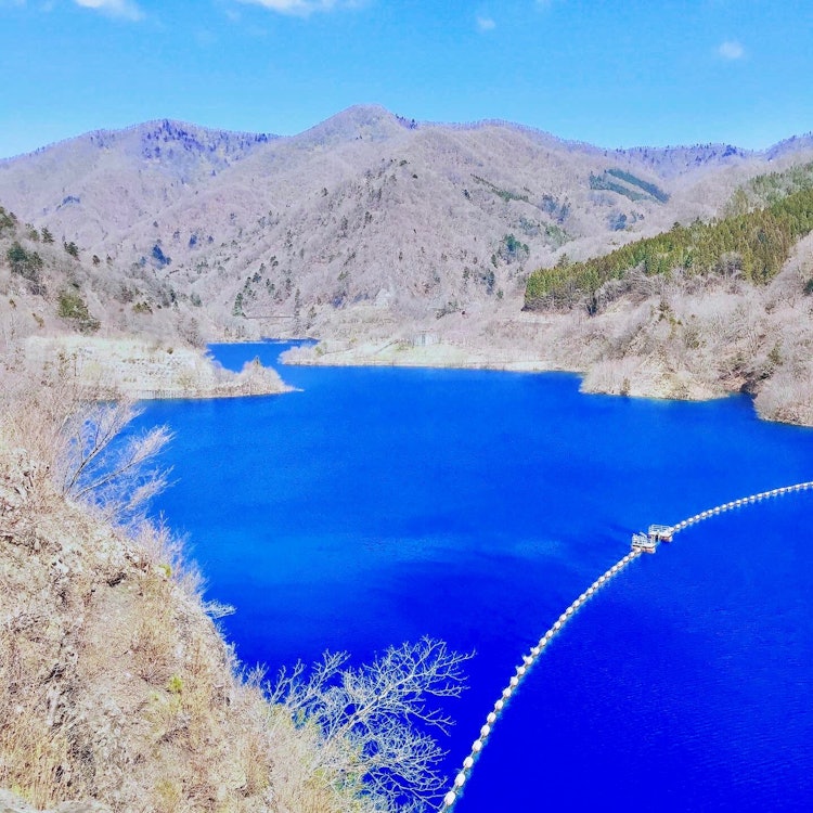 [相片1]它是群馬縣的奧島湖。這個湖被稱為石滿藍，是大自然創造的絕妙景色。與天空的顏色相比，它的美麗脫穎而出。我們有幸天氣好，能夠拍出好照片。