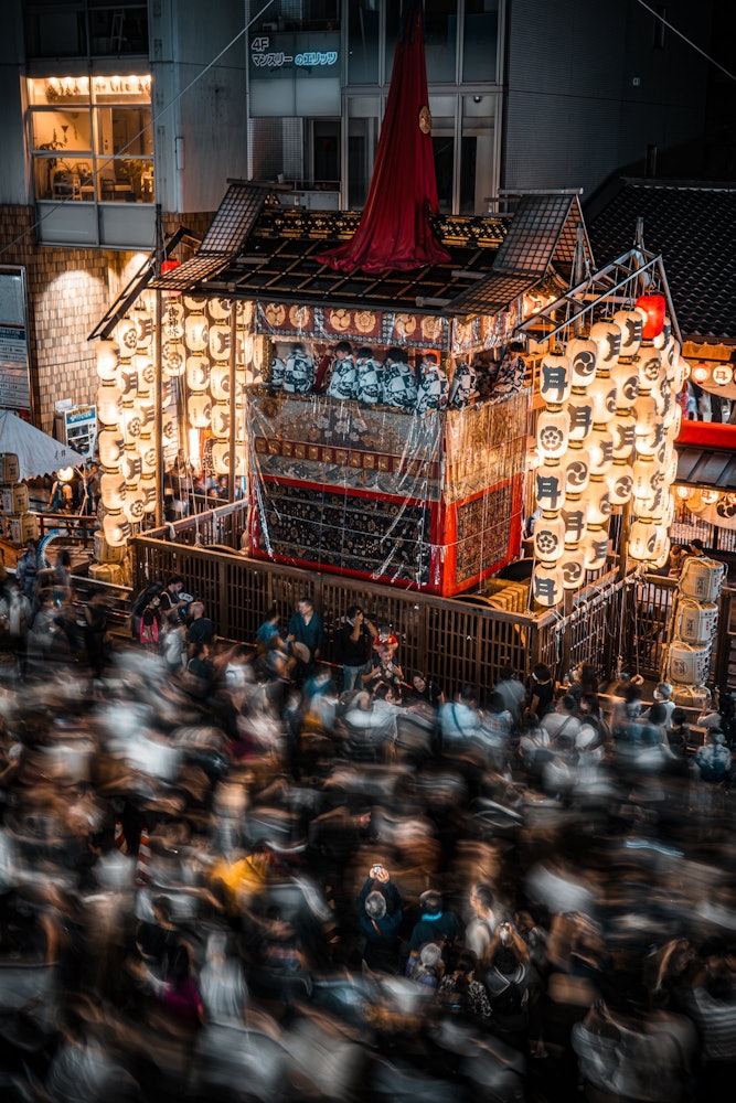 [画像1]祇園祭と水のように流れる人。毎年10万人ほどが全国各地から訪れるそうです。 そんなたくさんの人々が流れる様子を写真に収めてみました。