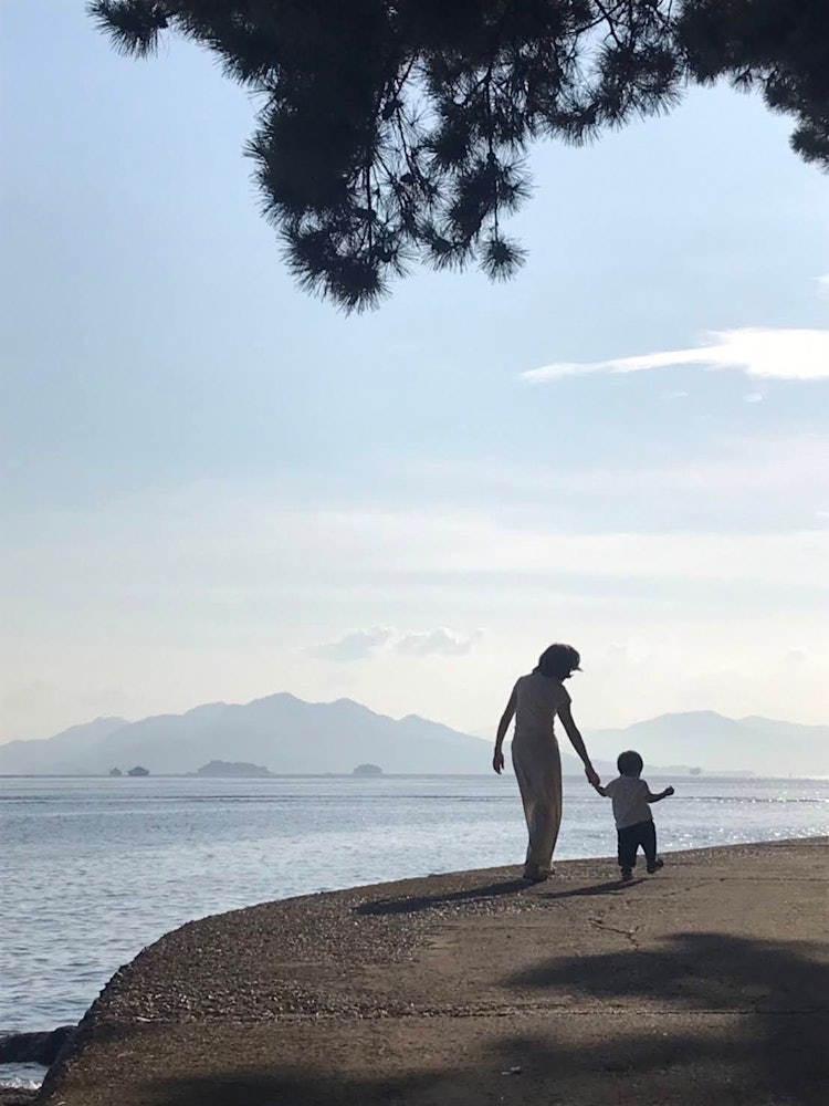 [画像1]一年ぶりの帰省での一コマ。 ばーばにとっては孫との初めての散歩、孫にとってははじめての海。