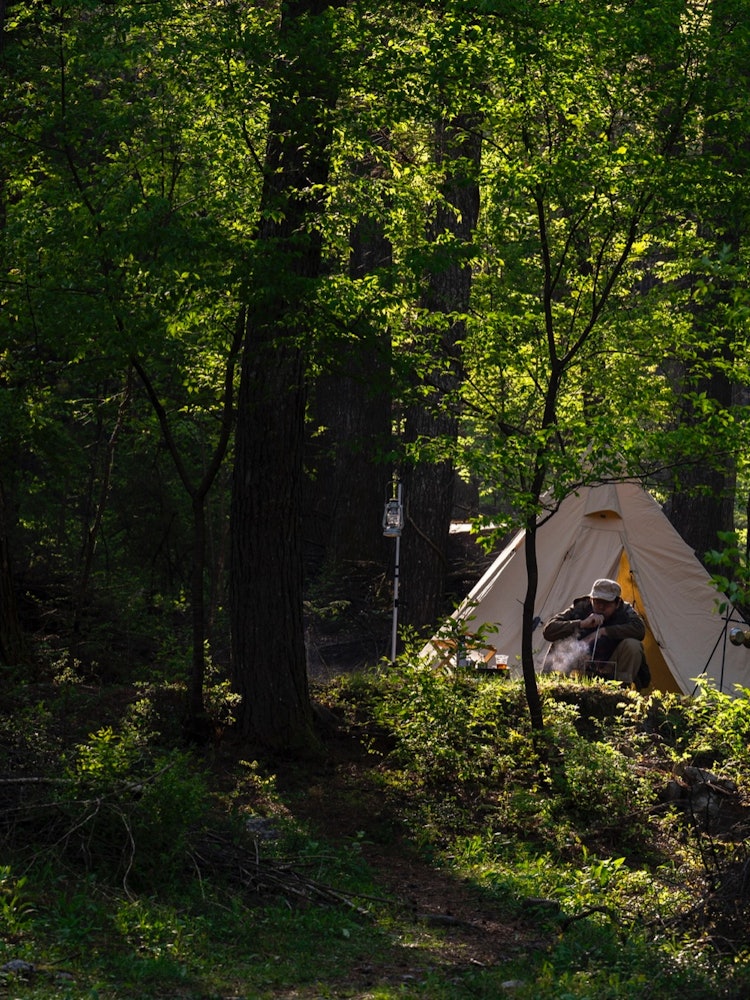 [相片1]拍攝於長野縣南信地區開設的山野寺露營地。 我拍攝了在戶外緩慢流動的時間，因為看起來是真正生存的單人露營者很酷。