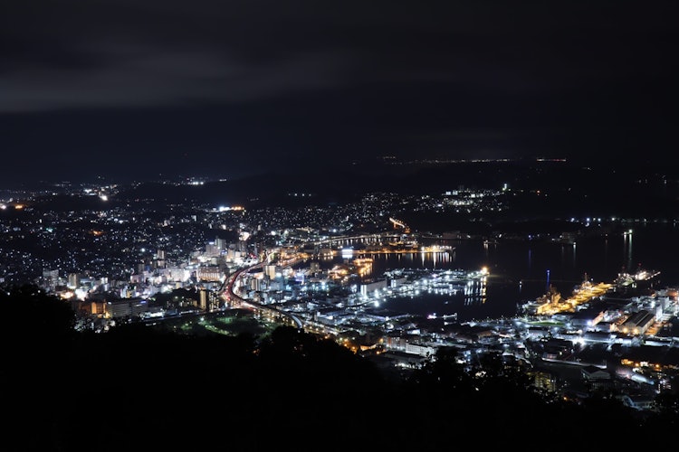 [画像1]長崎県佐世保市にある「弓張岳展望台」からの夜景。