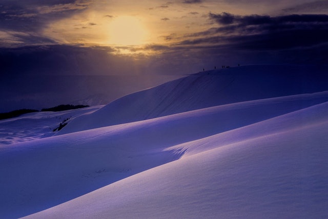 [画像1]鳥取県の鳥取砂丘は日本最大級の砂丘、冬に雪が降り砂丘に積もると砂丘はまた違った表情を見せてくれます。 夕日に照らされた雪の砂丘はとても美しい。